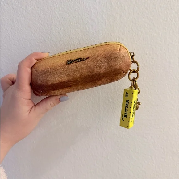 NWOT Betsey Johnson Baguette About It Coin Purse - Picture 3 of 3